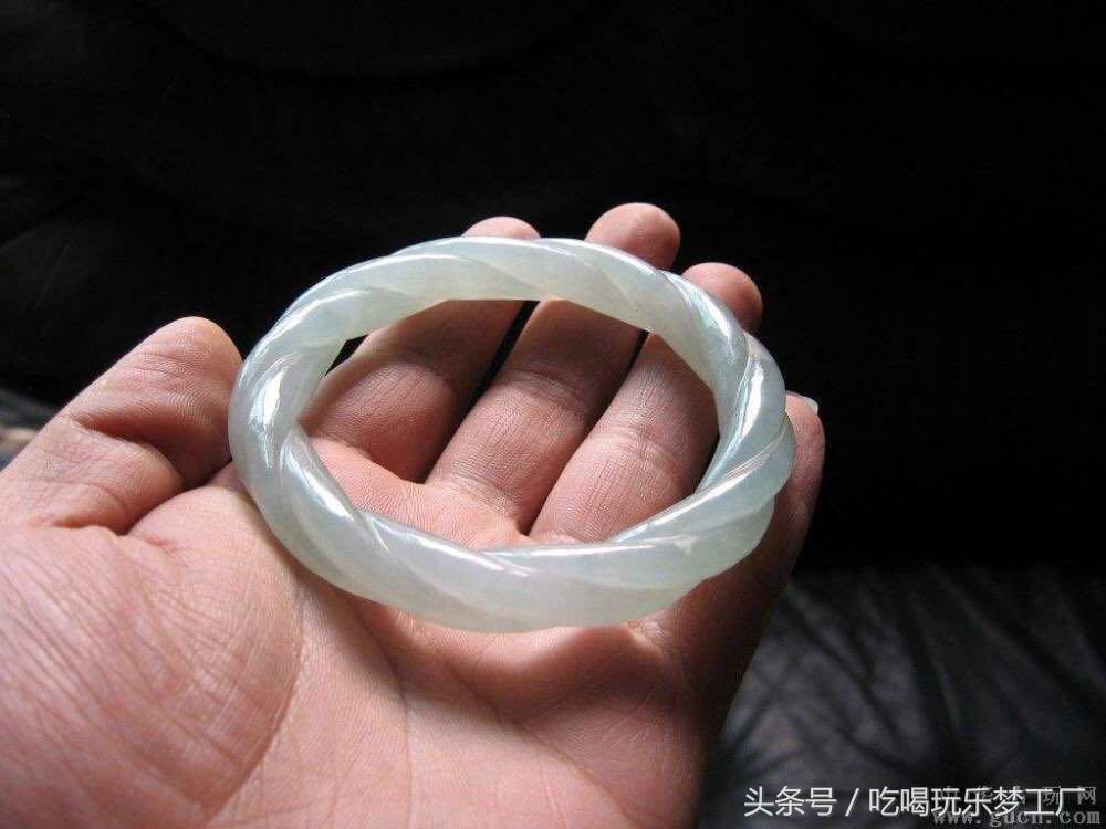 怎样才能买到一个真正的玉手镯,玉手镯选购时需要注意6个细节