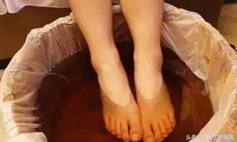 原来艾草这样泡脚用，人既不易生病，还可以预防4种病症！