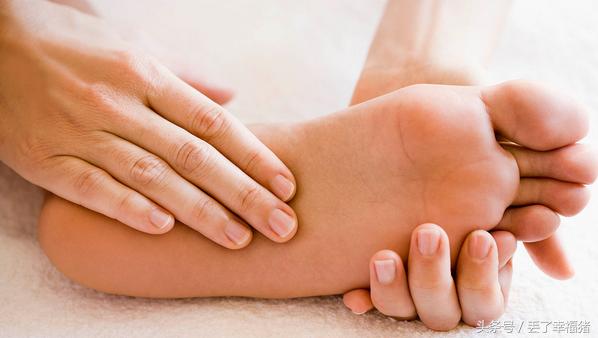 原来艾草这样泡脚用，人既不易生病，还可以预防4种病症！