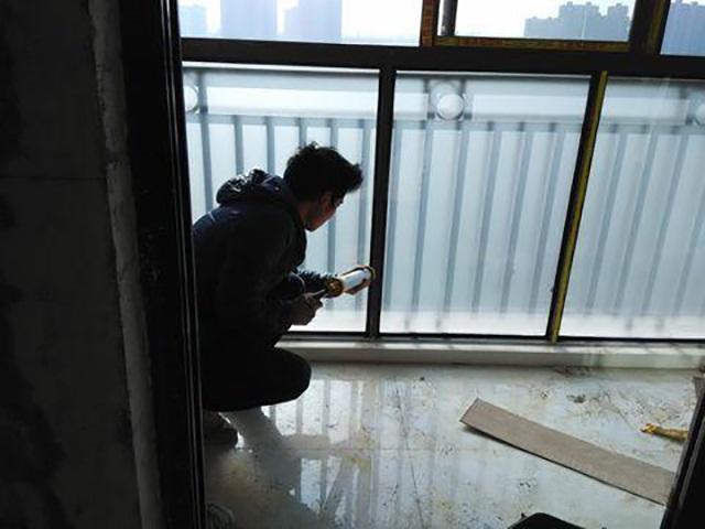 下雨阳台漏水到楼下,楼房阳台下雨漏水怎么办