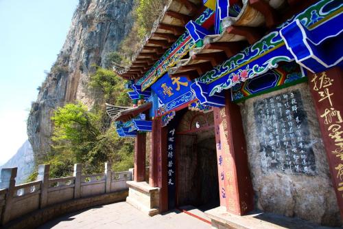 昆明西山龙门悬崖,昆明西山龙门景区视频