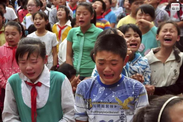 感恩教育还是*脑洗**营销?这所初中6000多人听了他的话,抱头痛哭……