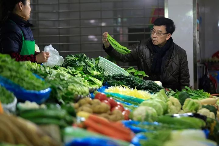 人到中年比油腻更可怕的不过如此,中年油腻该不该去嫌弃