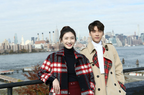 江疏影李易峰红黑配默契同框,江疏影情侣装