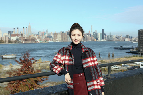 江疏影李易峰红黑配默契同框,江疏影情侣装