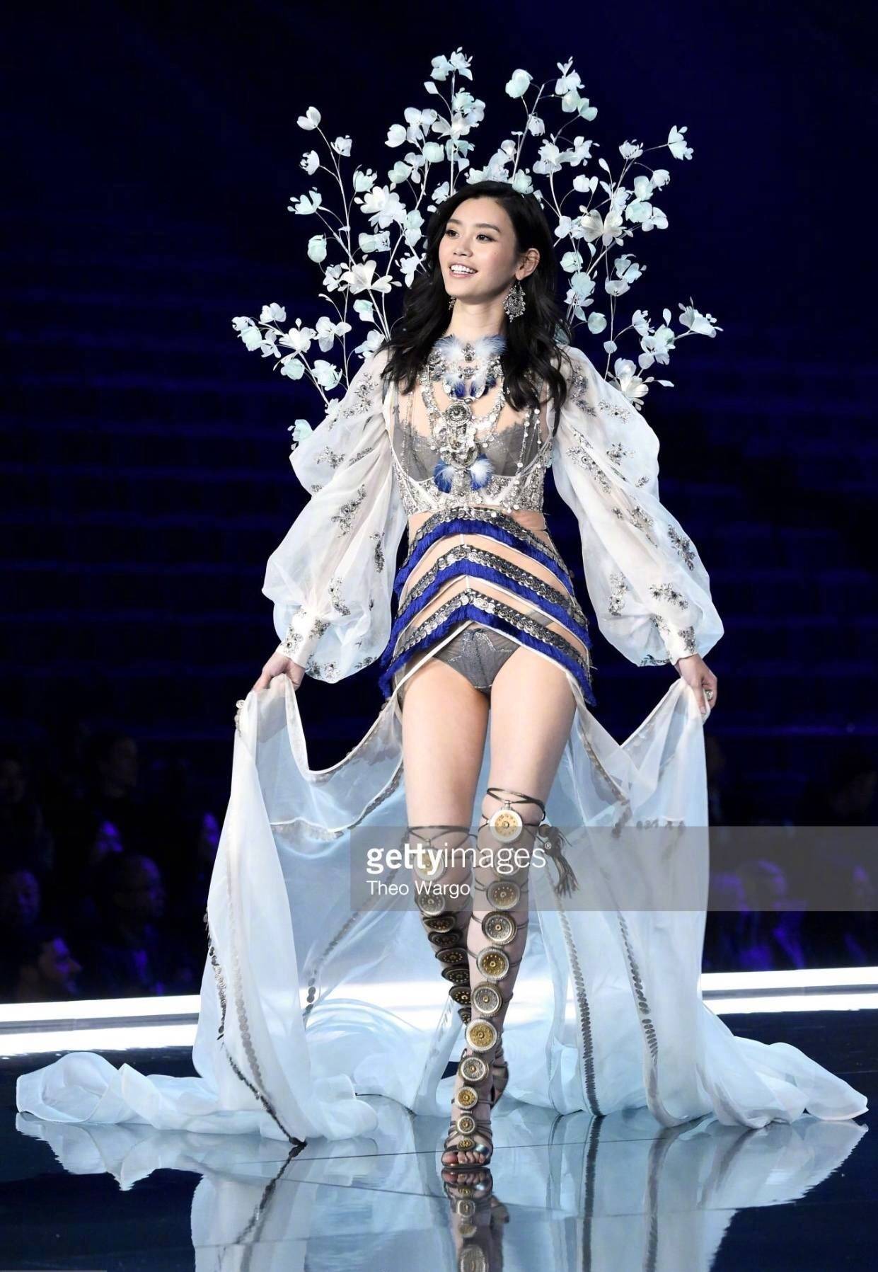 演讲摔倒了怎么办,上台演讲不小心跌倒了该说什么