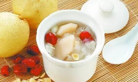 天气变冷嗓子痒干咳煲什么汤,秋冬嗓子干痒咳喝什么汤