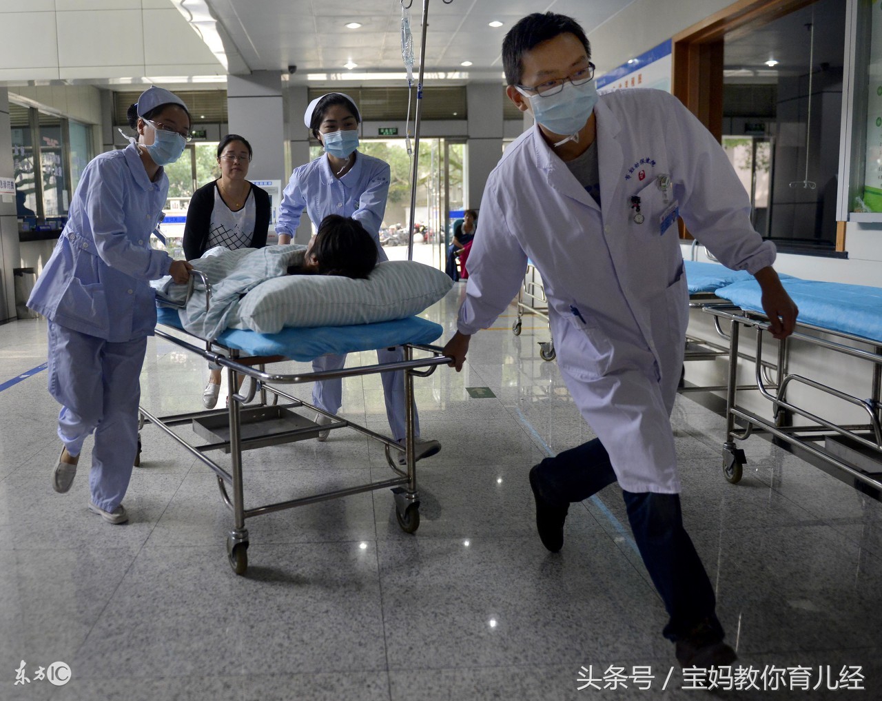 25岁产妇月子里持续发热,老公怀疑艾滋病,医生检查后他顿时崩溃