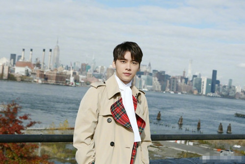 江疏影李易峰红黑配默契同框,江疏影情侣装