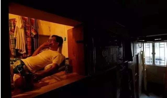 香港棺材房子的真实生活,香港的棺材房是怎么样的