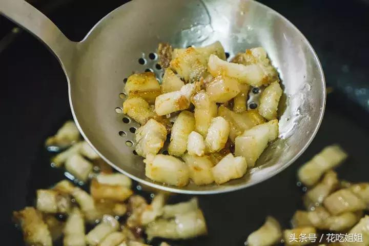 炸猪油渣怎么做到蓬松,怎样炸猪油渣又酥又脆