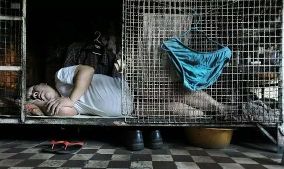 香港棺材房子的真实生活,香港的棺材房是怎么样的