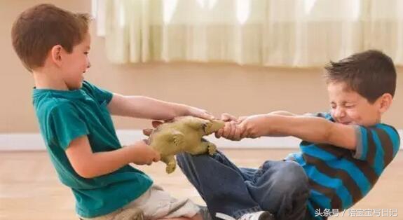 怎么面对自己的小孩子东西被抢,孩子东西被抢了妈妈怎么处理好