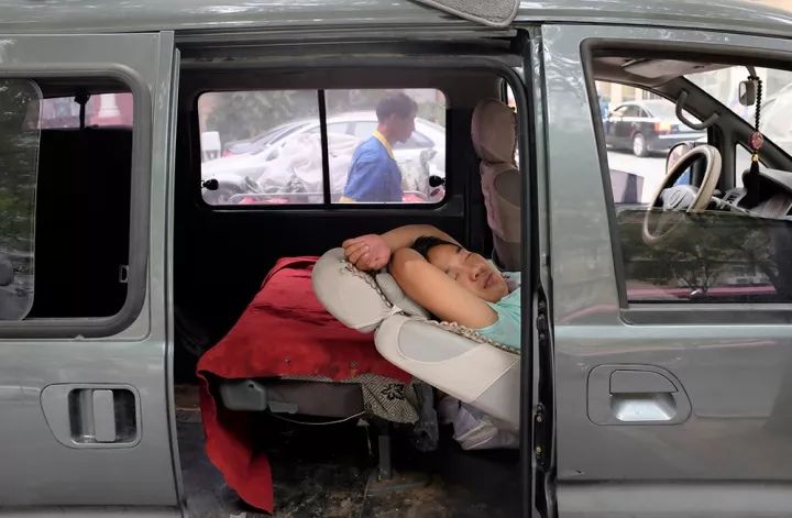 人到中年比油腻更可怕的不过如此,中年油腻该不该去嫌弃