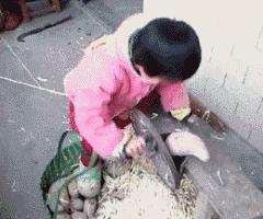 小姐姐你系完鞋带就快起来吧，都被人给看光，你长的好看才提醒你