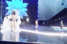 奚梦瑶维密大秀意外摔倒,奚梦瑶维密秀摔倒原因