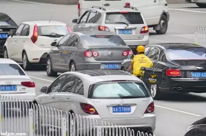 外卖小哥工资比本科高,外卖小哥挣钱比顾客都多