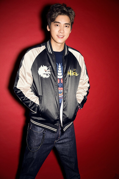 江疏影李易峰红黑配默契同框,江疏影情侣装