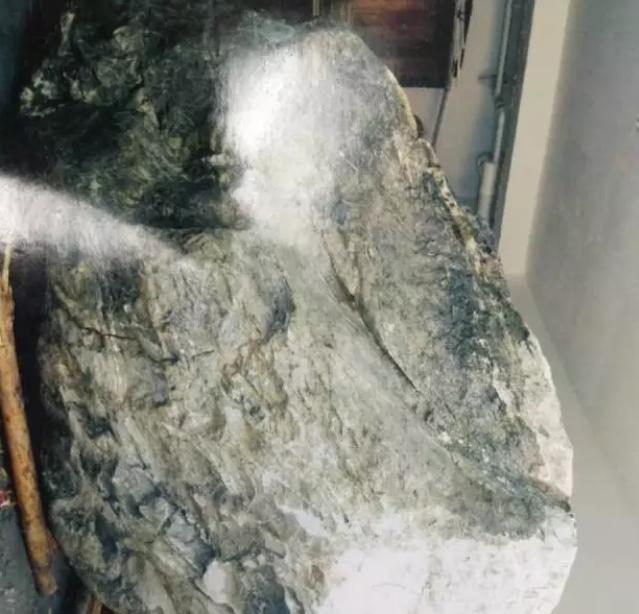 100吨以上的玉原石,天然巨大玉原石