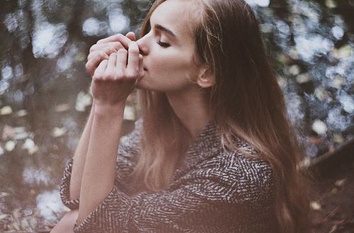 面对即将入冬的冷风，室内室外冷热交替的环境，如何避免脸干？