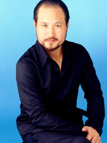 红极一时的情歌王子，为照顾患癌妻退出歌坛，和张韶涵妈妈传绯闻