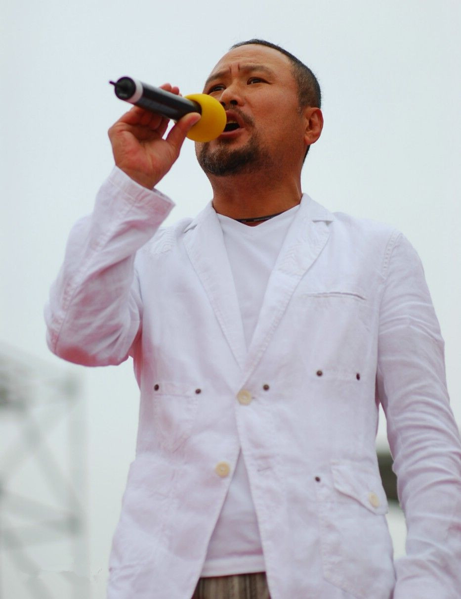 红极一时的情歌王子，为照顾患癌妻退出歌坛，和张韶涵妈妈传绯闻