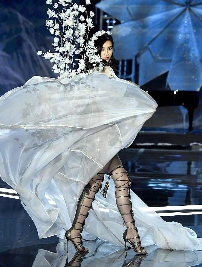 奚梦瑶摔后再现维密视频,奚梦瑶维密摔了视频