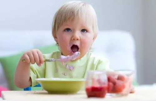一岁宝宝吃东西嚼完就吐出来,宝宝吃东西不会吞怎么办