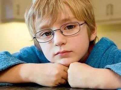 小孩儿散光近视吃什么能够改善,儿童眼睛近视散光食补