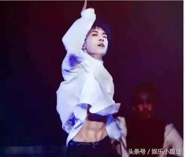 娱乐圈肌肉男神：鹿晗腹肌明显吴磊千玺竟然也有，吴尊的好害羞！