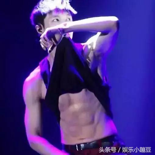 娱乐圈肌肉男神：鹿晗腹肌明显吴磊千玺竟然也有，吴尊的好害羞！