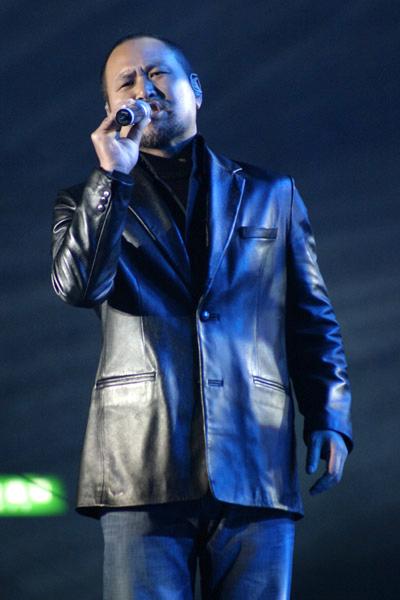 红极一时的情歌王子，为照顾患癌妻退出歌坛，和张韶涵妈妈传绯闻