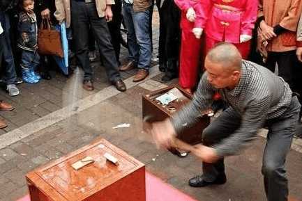 保险箱里藏120万现金,保险箱里放100万现金