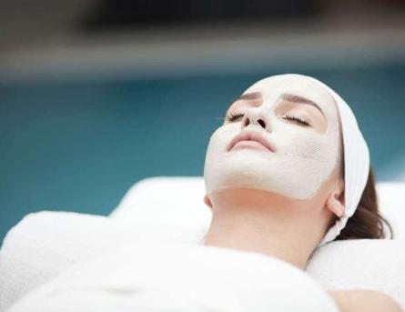 面对即将入冬的冷风，室内室外冷热交替的环境，如何避免脸干？