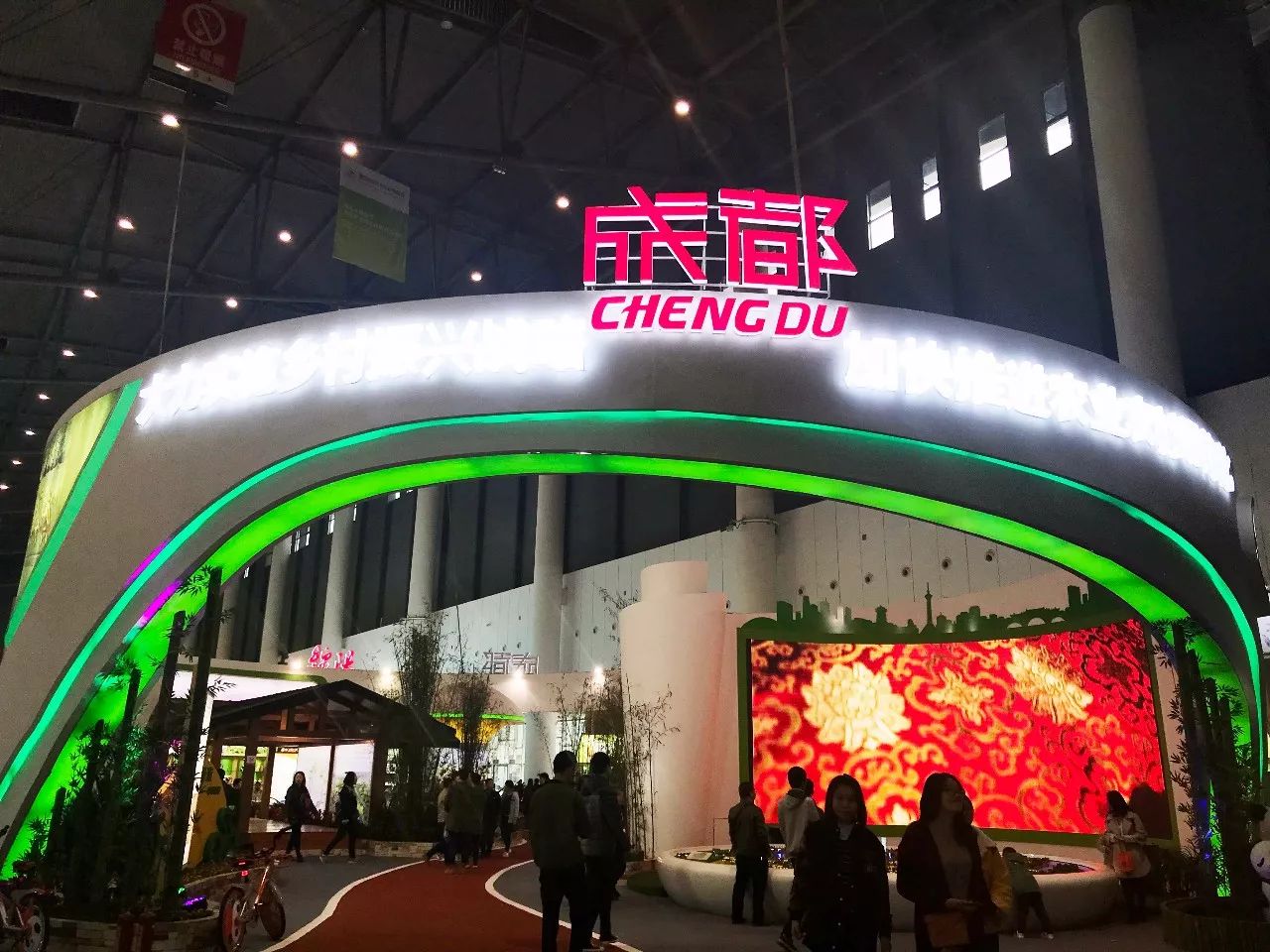 田田深入2017四川农博会，逛一圈，胖5斤！