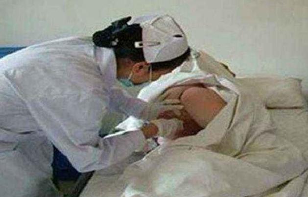 孕妈在产房里难受的样子,孕妈在家中分娩过程