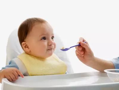 一岁宝宝吃东西嚼完就吐出来,宝宝吃东西不会吞怎么办