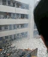 小姐姐你系完鞋带就快起来吧，都被人给看光，你长的好看才提醒你