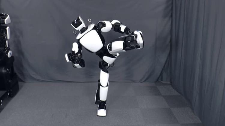 丰田推出全新一代c-hr,丰田机器人t-hr3