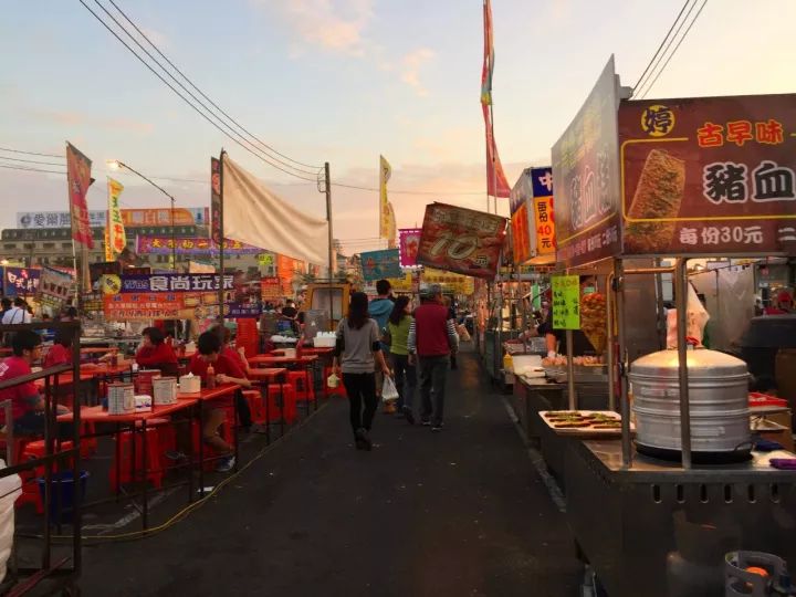 各位吃货请注意，由台北开往高雄的“逛吃”号列车即将发车！