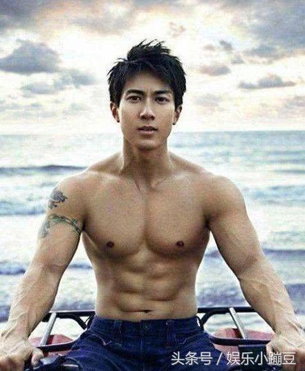 娱乐圈肌肉男神：鹿晗腹肌明显吴磊千玺竟然也有，吴尊的好害羞！