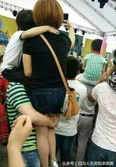 小姐姐你系完鞋带就快起来吧，都被人给看光，你长的好看才提醒你