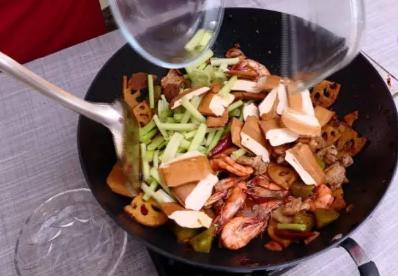 自己在家也能做出美味的麻辣香锅,在家就能做美味的麻辣香锅