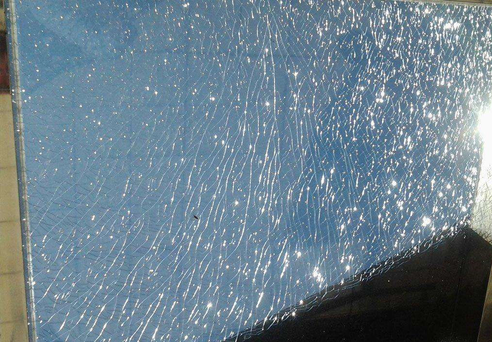 玻璃阳光房爆裂,阳光房底层玻璃爆裂原因