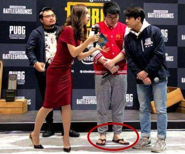 吃鸡狂魔韦朕:人字拖天神,不死不换鞋!抗韩拖鞋王高德伟!