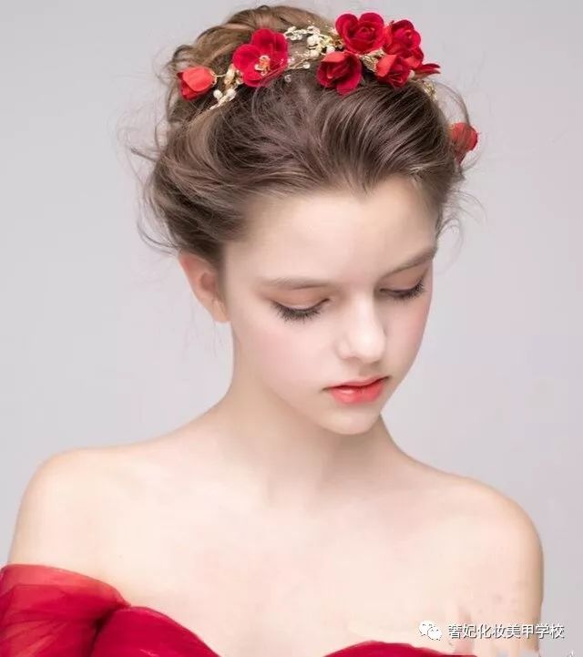 早春出游简单编发,这几款编发造型为你约会加分