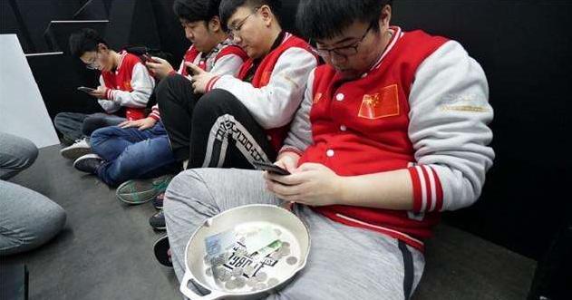 吃鸡狂魔韦朕:人字拖天神,不死不换鞋!抗韩拖鞋王高德伟!