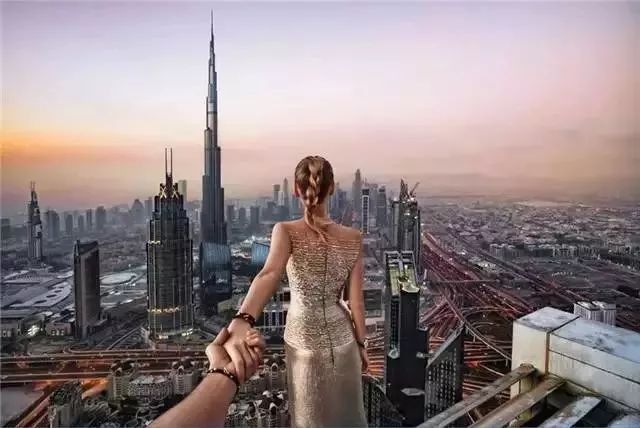 和摄影师谈恋爱是什么感觉？你在窗边看风景，TA拿手机打王者