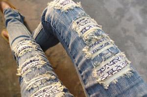 奶奶帮孙女缝破洞牛仔裤,奶奶帮忙补破洞牛仔裤