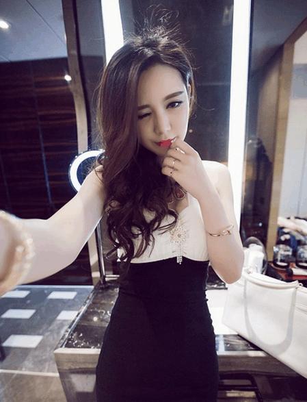 奶奶帮孙女缝破洞牛仔裤,奶奶帮忙补破洞牛仔裤